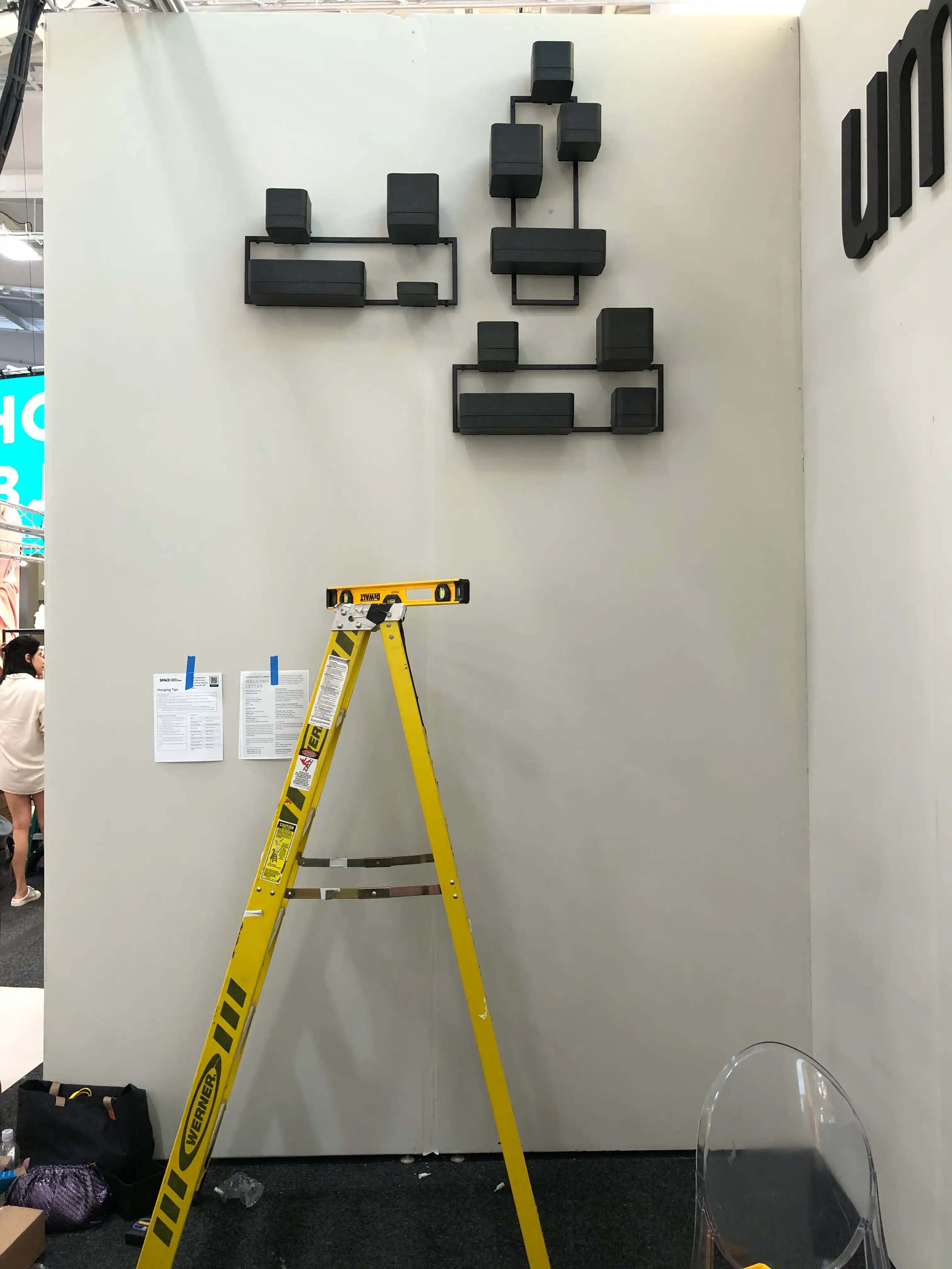 Installing wall-mounted display shelves